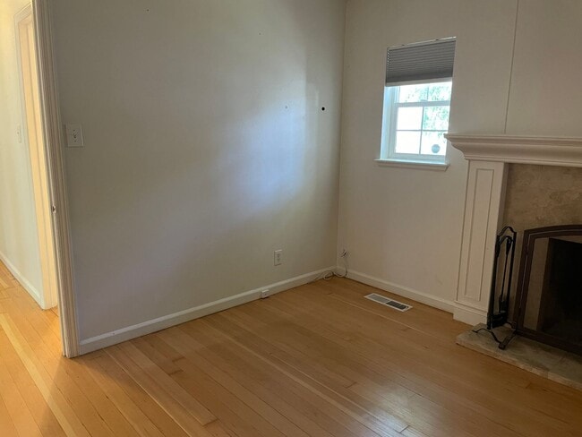 Building Photo - 2 Bedroom / 1 Bathroom Duplex in Old South...