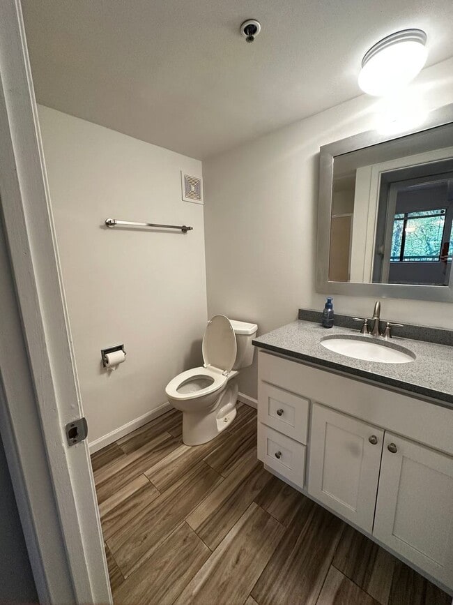 Building Photo - 6020 Lake Bluff Dr