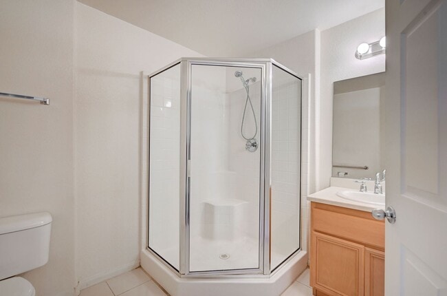 Building Photo - Charming 3-bed, 2-bath Downstairs Unit