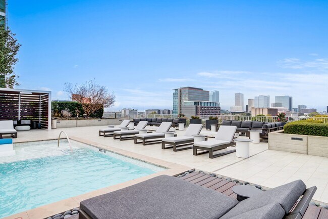 Building Photo - Sleek & Stylish 2/2 in the Heart of Downtown