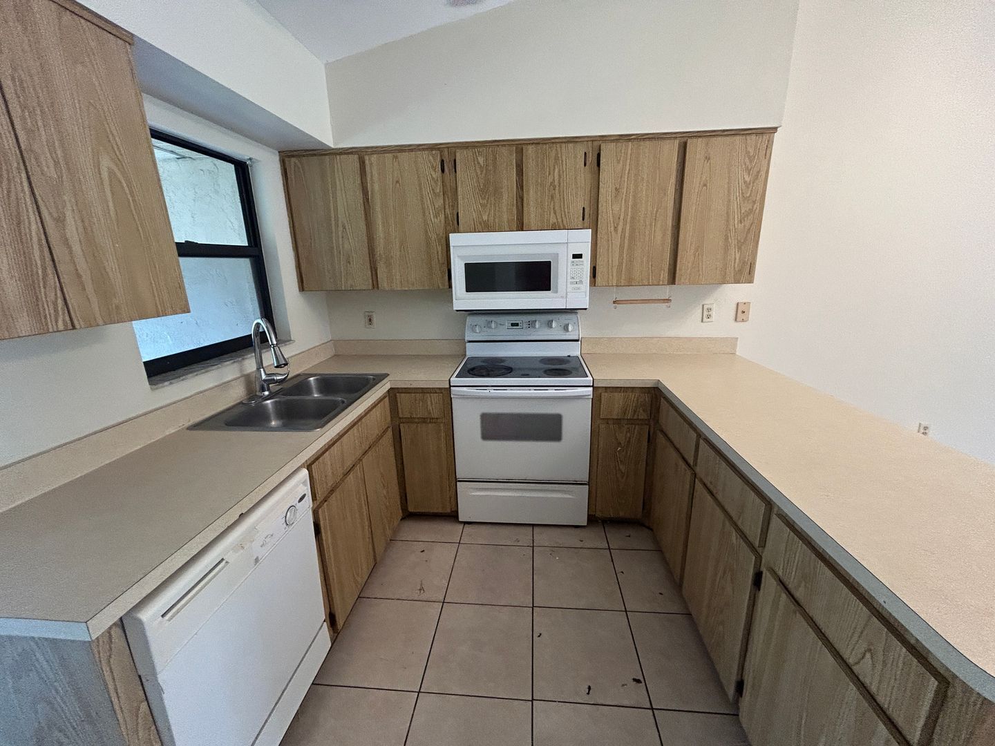 Building Photo - All tile 2/1  in San Carlos Park