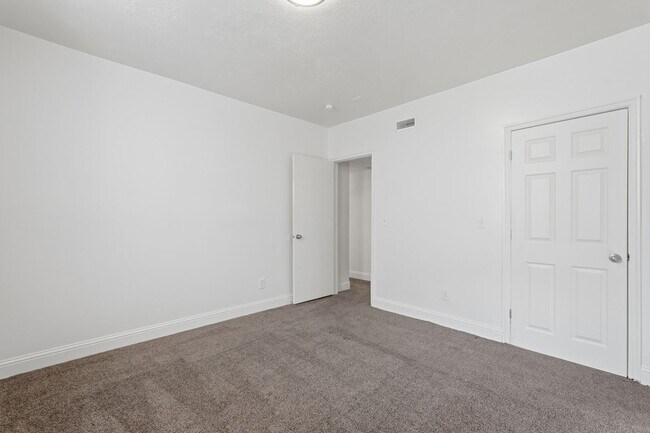 Building Photo - 541 27th St