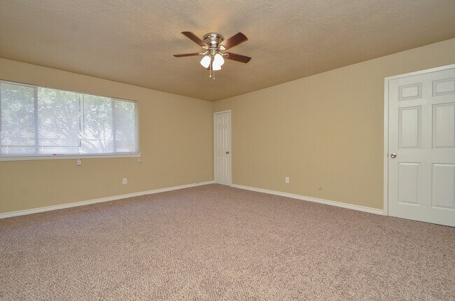 Building Photo - 3 BEDROOM TOWNHOME FOR LEASE IN LANGHAM CREEK