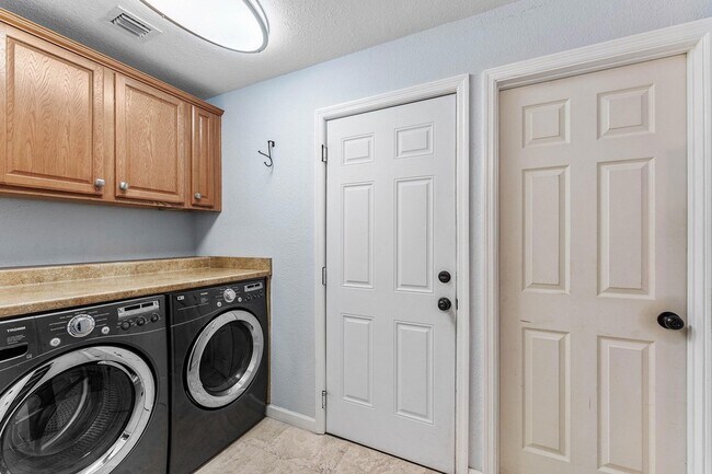Building Photo - 7076 Middlebury Dr