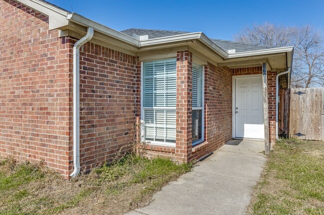 Primary Photo - Dynamite Duplex in Arlington - Great Space!