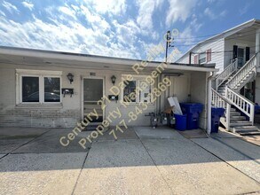 Building Photo - 1404 E Maple St