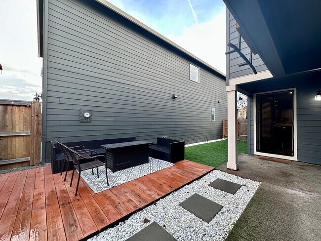 Building Photo - Modern 3-Bedroom 2.5 Bath Single Family Home in Gresham!