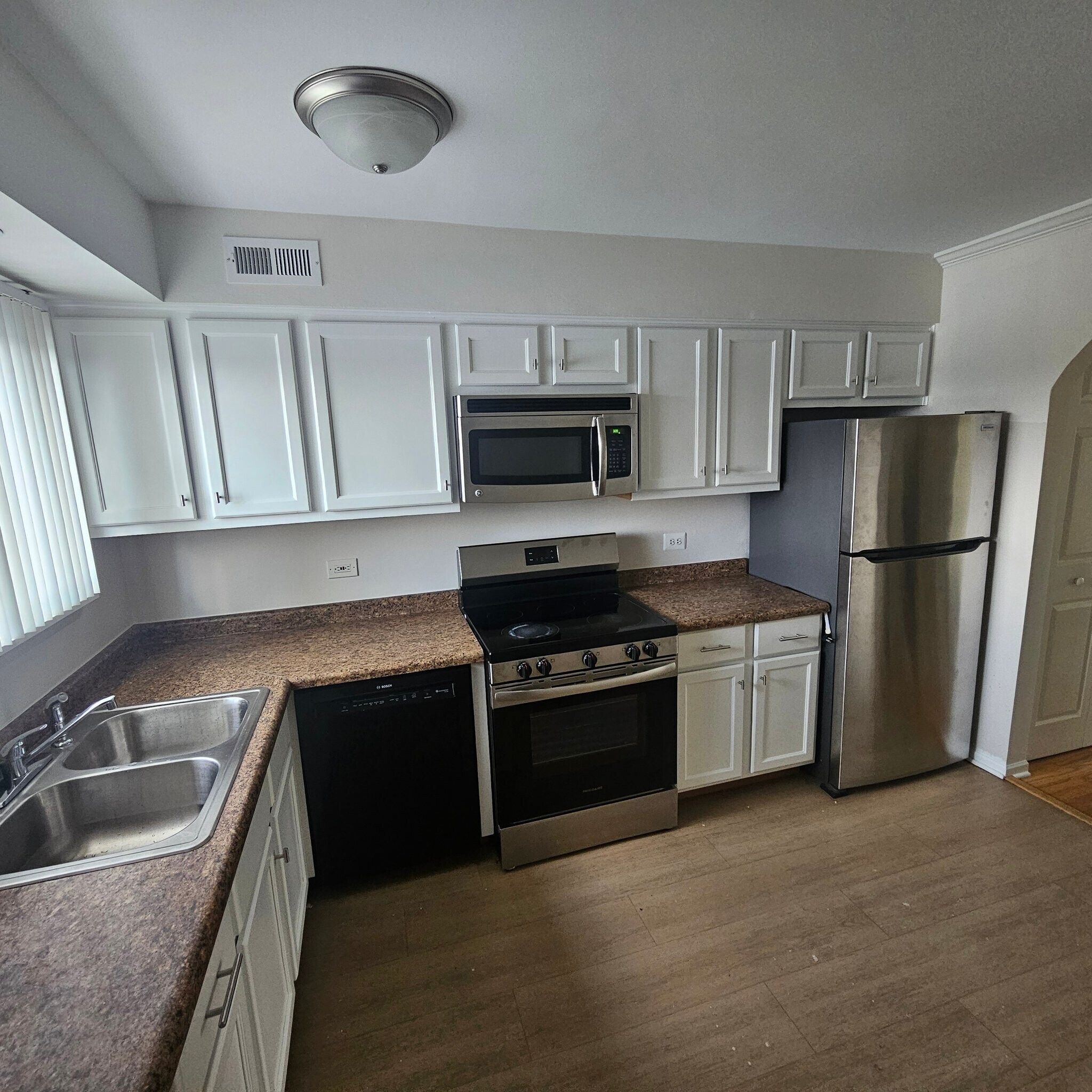 Building Photo - 9390 Bay Colony Dr