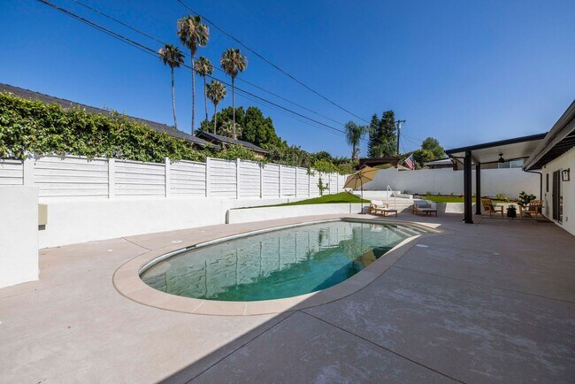 Building Photo - Stunning Mid-Century Modern Pool Home in Walnut Cove – Fully Furnished 4 bedrooms & 3 bathrooms!