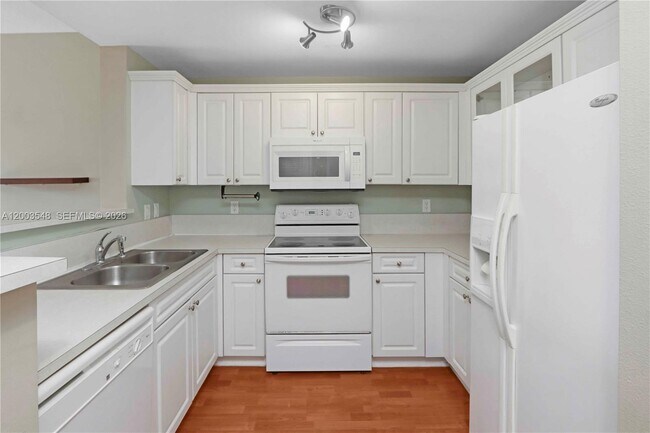 Building Photo - 10 Aragon Ave