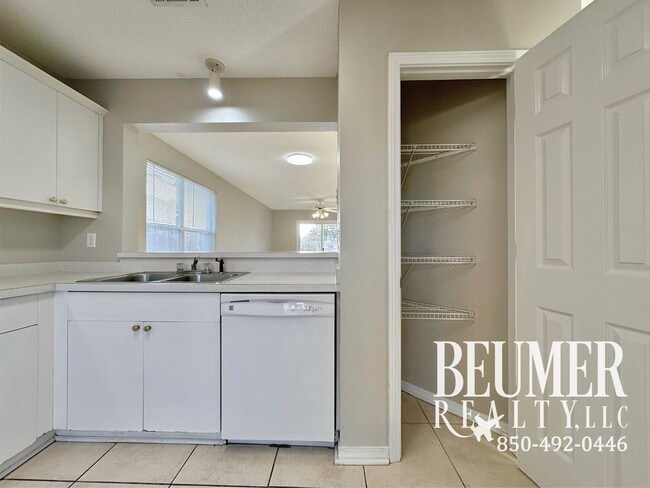 Building Photo - Charming 3br 2 bath Located 4 miles from NAS Back Gate