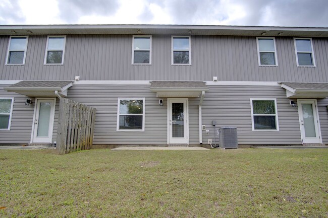 Building Photo - Beautiful 3 Bedroom Townhome with 2.5 Bath...