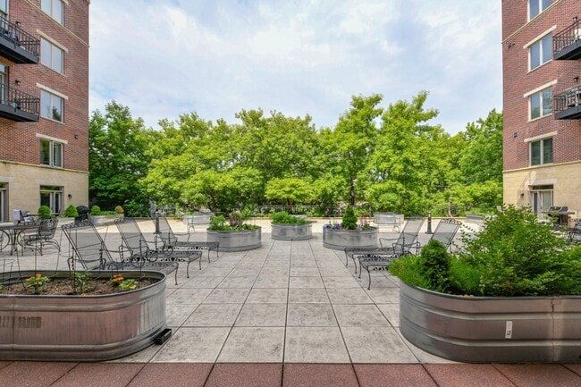 Building Photo - 1515 N Van Buren St