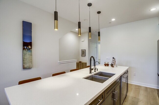 Building Photo - Welcome to your modern La Mesa townhome wi...