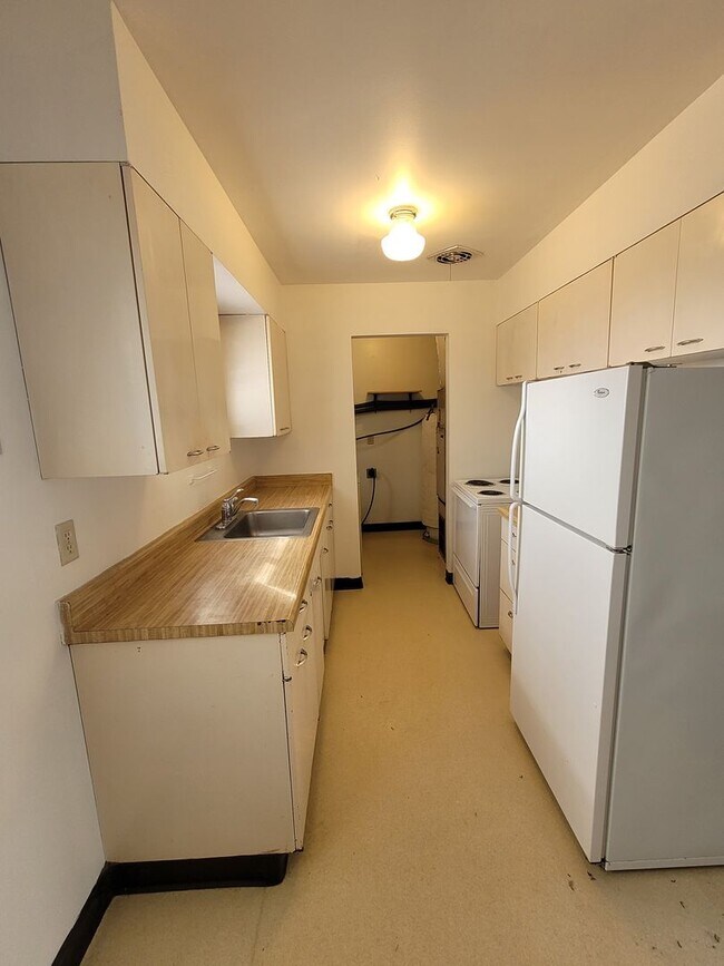 Building Photo - 1222-1224 Vandenberg Ave