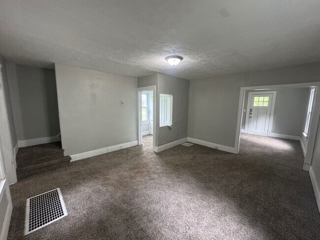 Building Photo - Charming 3-Bedroom Property in Prime Location