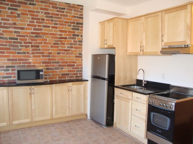 Building Photo - 32 Grove St