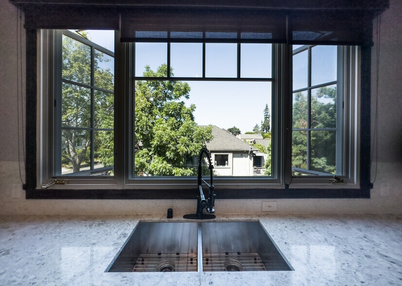 Building Photo - 1937 Russell St