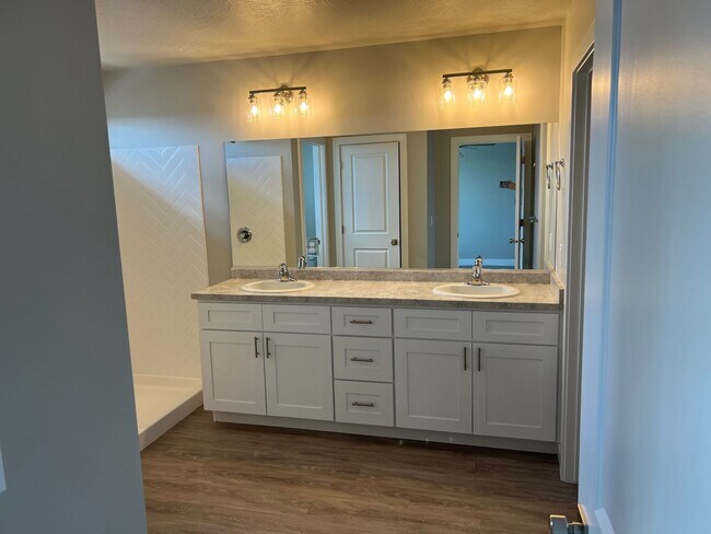 Building Photo - Townhome in Cedar Bend HOA