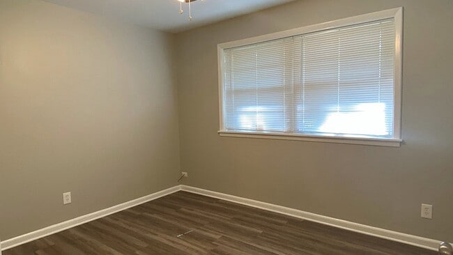 Building Photo - 403 Parkwood Dr