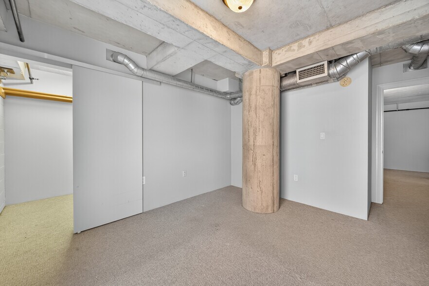 Building Photo - 1025 S Shepherd Dr