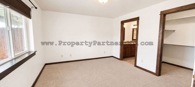 Building Photo - 3 Bed 2.5 Bath Upscale Condo