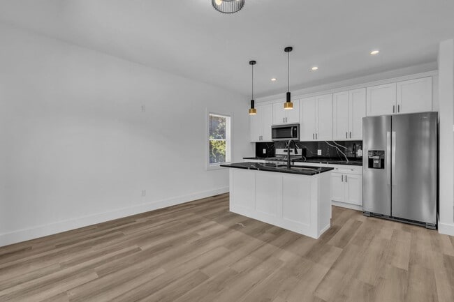 Building Photo - Modern New Construction Townhome with Roof...