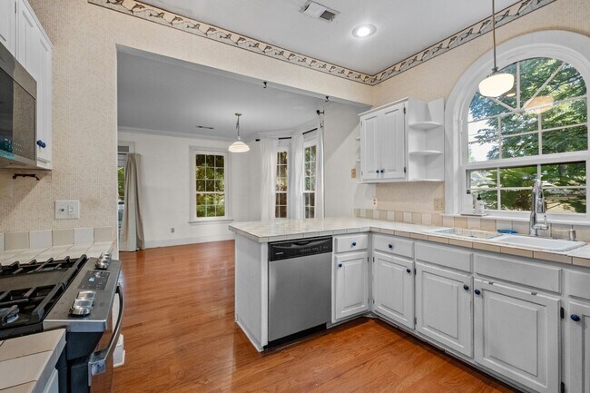 Building Photo - HISTORIC DOWNTOWN  3 bedroom 2.5 bath home