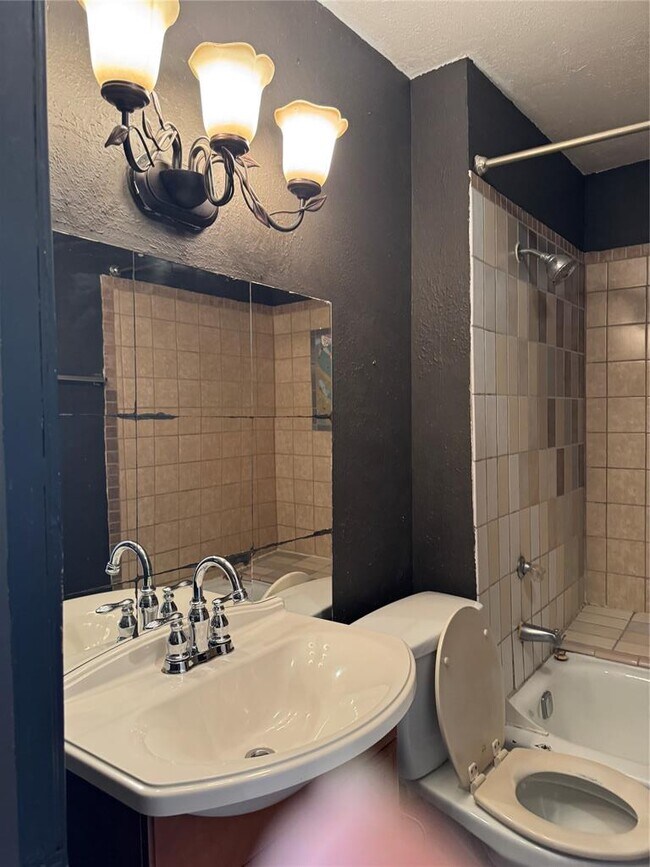 Building Photo - 704 Franklin Blvd