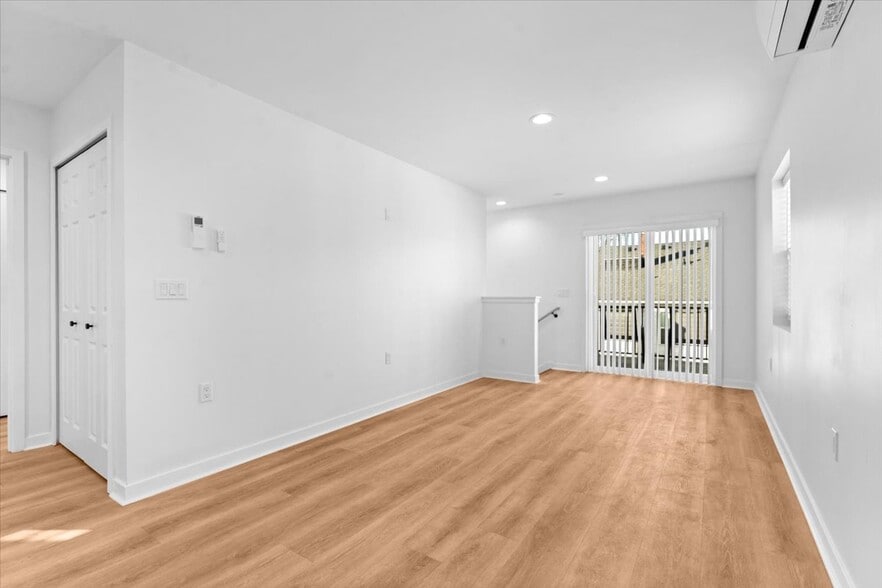 Building Photo - 1440 Lakepointe St