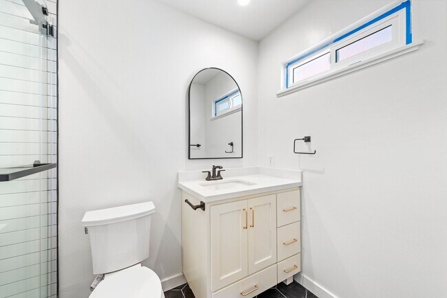 Building Photo - 223 Avenida Victoria