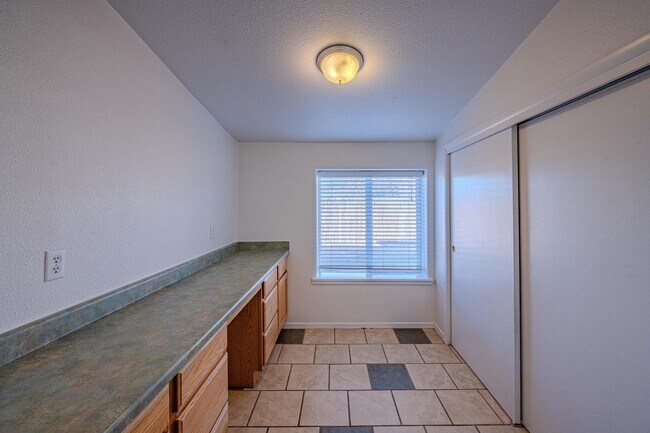 Building Photo - 609 Candelaria Rd NW