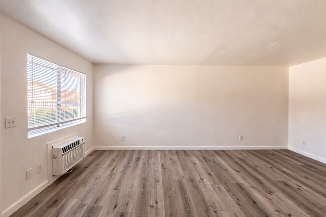 Building Photo - Palmdale Apartment 2 bedroom