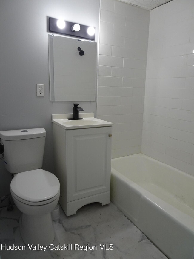 Building Photo - 921-923-923 Columbia St