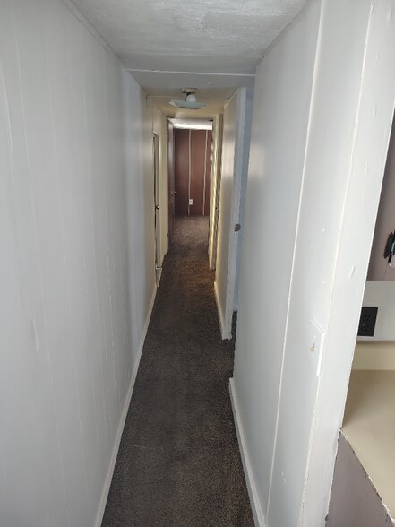 Building Photo - 210 SE Camelot Loop