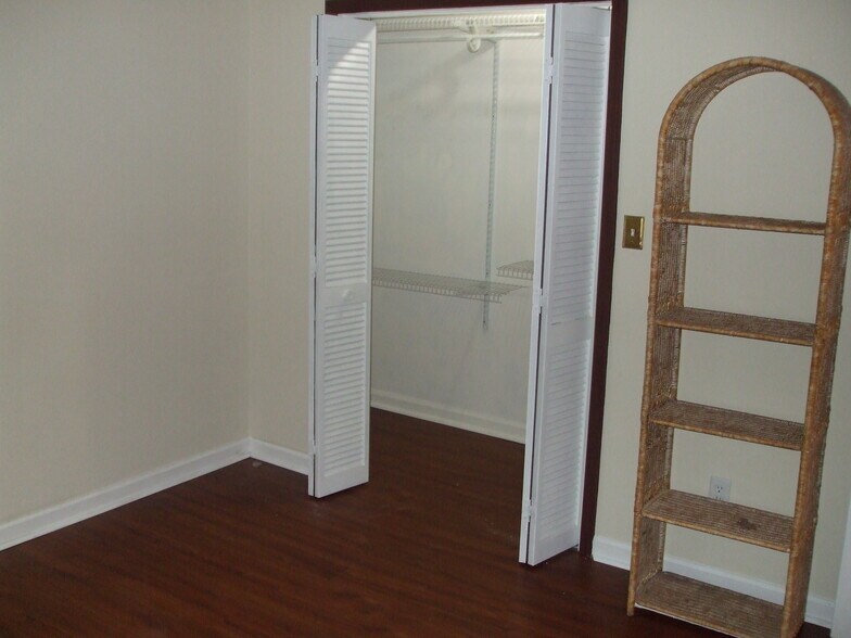 Building Photo - 2020 Oak Village Ln