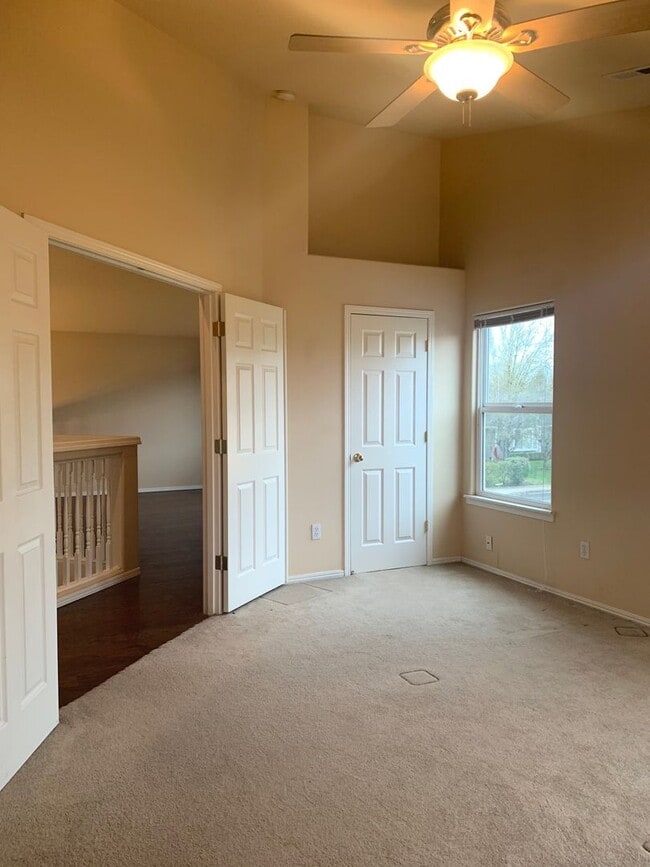 Building Photo - Great 3BD 2.5BA Fisher's Landing! Large Fe...
