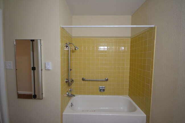 Building Photo - Longton Apartments