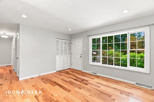 Building Photo - 16 King Arthur Pl
