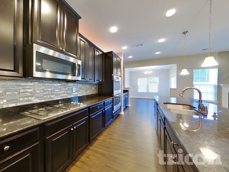 Building Photo - 735 Longford Dr