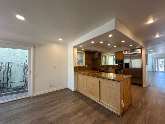 Building Photo - Huntington Beach Home