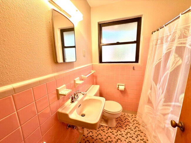 Building Photo - 424 Highland Park Dr