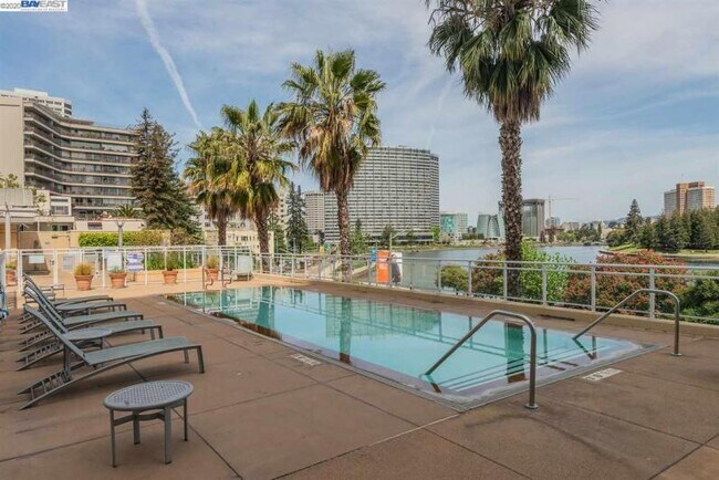 Building Photo - Penthouse loft with a private rooftop patio