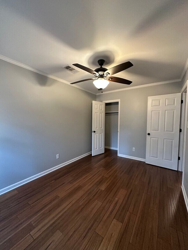 Building Photo - 3 Bedroom, 2 bathroom house on the Eastside, move-in ready