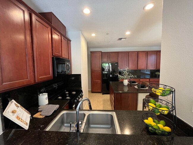 Building Photo - Spacious 3 Bedroom Condo for Rent in Linco...
