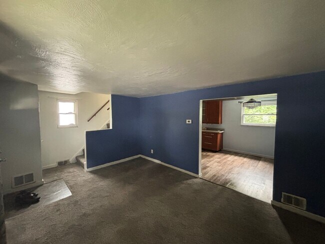 Building Photo - Use Your Tax Return For This Sweetheart of a Deal! Quaint home with flexible layout, updated kitc...