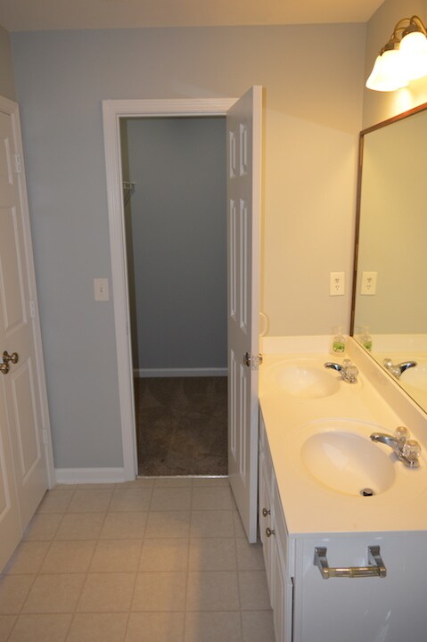 Building Photo - 913 Prestwyck Ct