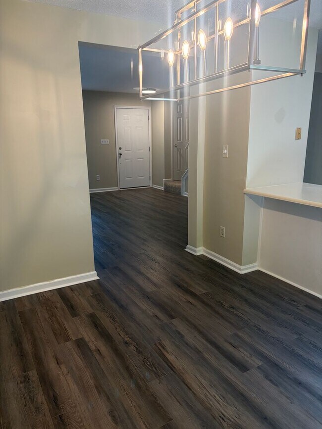 Building Photo - Stepless Townhome