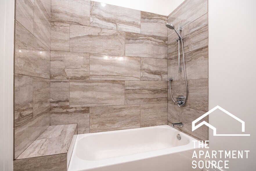 Building Photo - 2500 W Chicago Ave