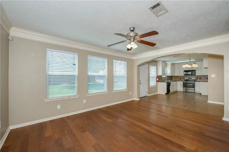 Building Photo - 711 Mockingbird St